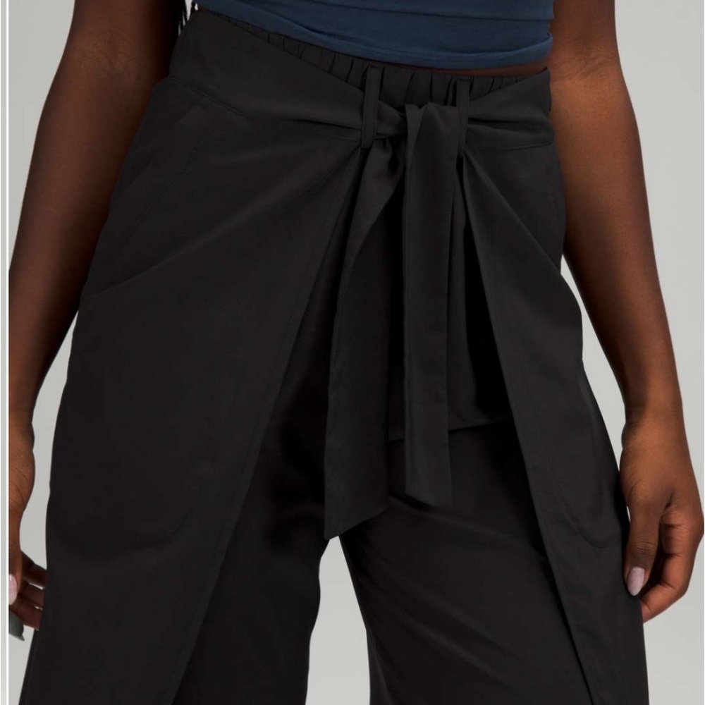๐ช MAKE OFFER NWT Lululemon Black Wrap-Front Wide Leg HR Crop Size 12 - Picture 2 of 15